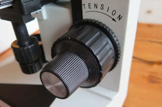 microscope stage adjustment knobs